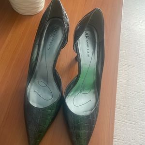 ANNE KLEIN SILVER/GREY HEELS